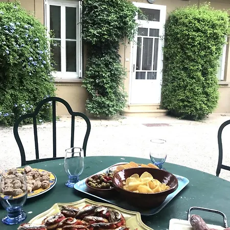 La Glycine, Dans Un Ecrin De Verdure Pres De La Prázdninový dům
